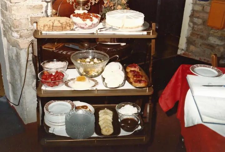 Johnny's Restaurant Desert Trolley